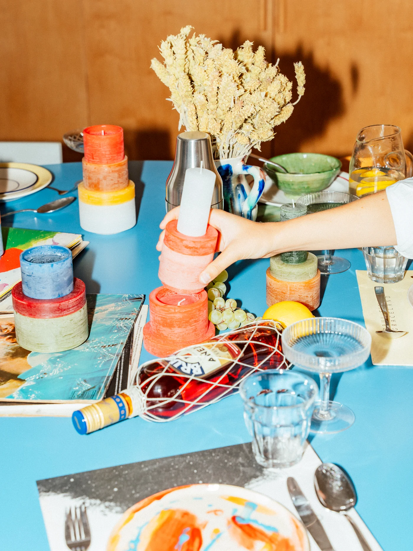 Nakryty stół z modułowymi świecami
